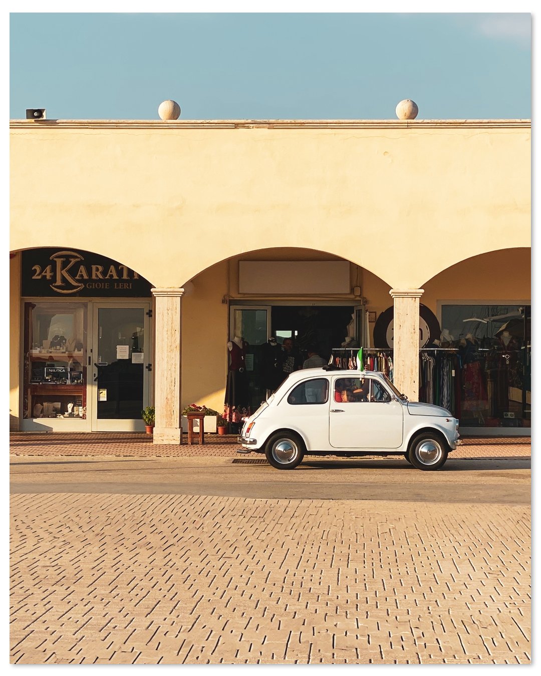 500 davanti le vetrine